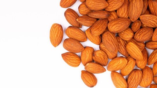 Mandler og bæredygtighed: Hvor grønt er dit yndlingssnack?